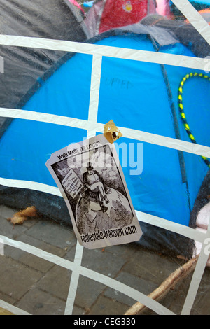 Anti capitalismo poster esposto su una delle tende da occupare del London Stock Exchange manifestanti di fronte St.la Cattedrale di San Paolo Foto Stock