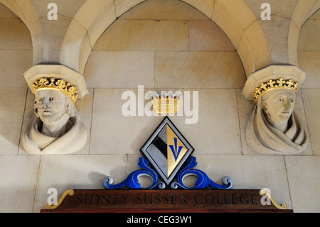Stemma e intagli all'entrata di Sidney Sussex College di Cambridge, Inghilterra, Regno Unito Foto Stock