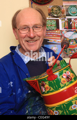 Rob Wright di un artigiano e artista con il suo canal boat verniciatura ( Rose e castelli ) nella sua molto piccolo studio a Melksham Foto Stock