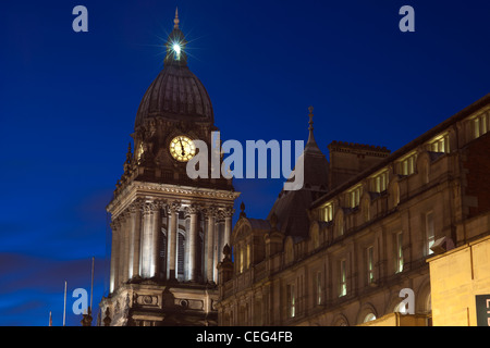 Leeds town hall al crepuscolo costruito nel 1858 progettato da cuthbert brodrick leeds Yorkshire Regno Unito Foto Stock