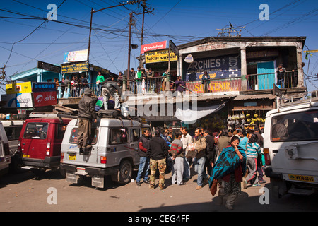 India Bengala Occidentale, Darjeeling, Chowk Bazaar, jeep stand, condividere i taxi in attesa per i passeggeri Foto Stock