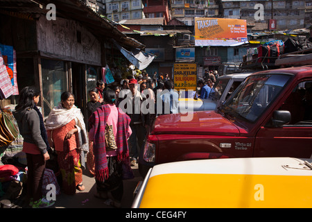 India Bengala Occidentale, Darjeeling, Chowk Bazaar, jeep stand, condividere i taxi in attesa per i passeggeri a Siliguri Foto Stock