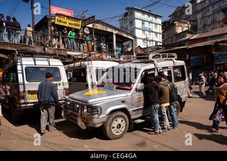 India Bengala Occidentale, Darjeeling, Chowk Bazaar, jeep stand, condividere i taxi in attesa per i passeggeri a Siliguri Foto Stock