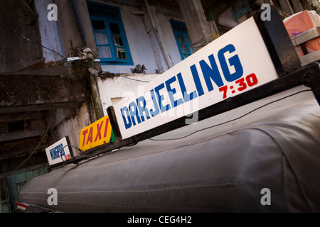 India Bengala Occidentale, Darjeeling, Chowk Bazaar, taxi segno sulla sommità del collettivo di risciò a Mungpoo Foto Stock