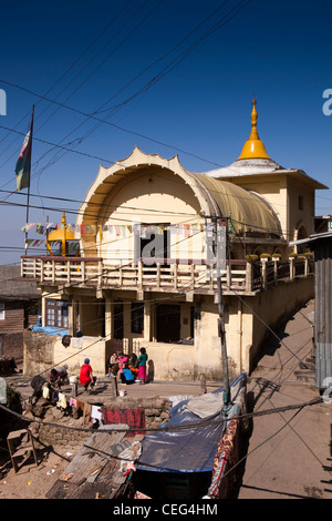 India Bengala Occidentale, Darjeeling, Chowk Bazaar, casa con tempio buddista e chorten sul tetto Foto Stock