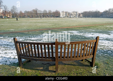 Inverno vista sul verde di Richmond, Surrey, Inghilterra, con una leggera copertura di neve Foto Stock