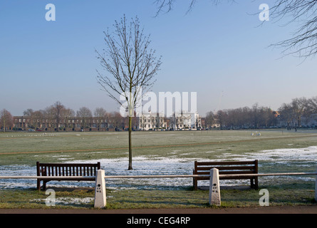 Inverno vista sul verde di Richmond, Surrey, Inghilterra, con una leggera copertura di neve Foto Stock