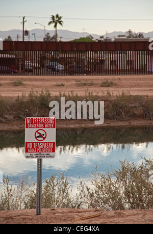 Canal All-American e US-Messico recinzione di confine Foto Stock