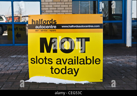 Un Halfords 'MOT slot disponibili oggi' segno, REGNO UNITO Foto Stock