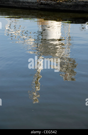 La riflessione di Thurne Mill, Norfolk Broads, in Thurne Dyke Foto Stock