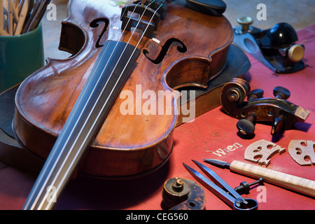 Violino officina di riparazione e maker tavolo da lavoro, Salisburgo, Austria Foto Stock