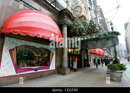 Herald Square entrata a macys department store con finestra di natale medicazioni Foto Stock