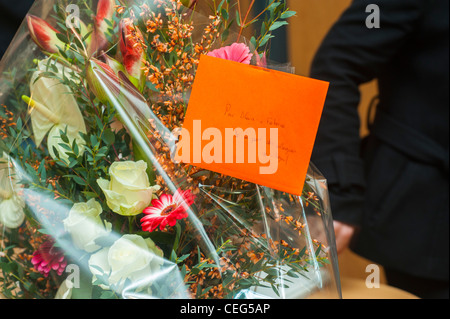 Villejuif, (Parigi) Francia, sposarsi in primo luogo (simbolico), cerimonia di matrimonio Gay presso ci-Ty Hall del sindaco locale Clau-Dine Cordillot, dettaglio Fiori Bouquet, Romance Foto Stock