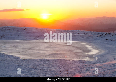 Guardando ad ovest dal rosso ghiaioni vertice verso il Coniston Fells e Harter cadde, Lake District, UK. Foto Stock