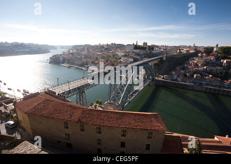 Metro treno attraversando il Dom Luís ponte sopra il fiume Douro - Vila Nova de Gaia, Porto distretto, Regione Norte, Portogallo Foto Stock