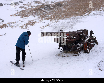 Il cannone dalla prima guerra mondiale o Grande Guerra sulle piste di sci tra Arabba e Marmolada nelle Dolomiti italiane. Foto Stock