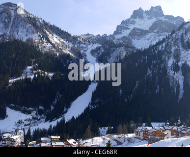 Ripida pista da sci in Arabba ski resort nelle montagne dolomitiche di Italia Foto Stock