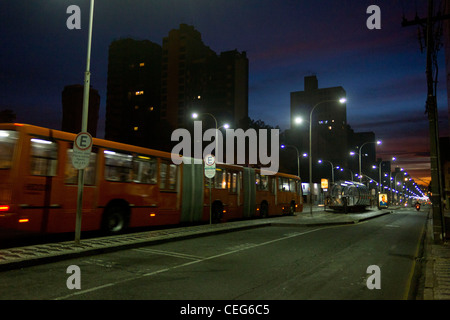 Curitiba bus del sistema in basso. Express bus rosso fermarsi al tubo sulla stazione di Anchieta Avenue Foto Stock