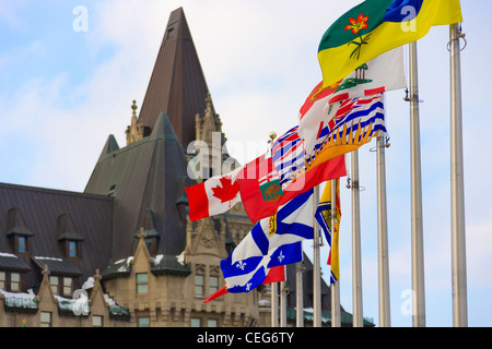 Bandiera pali con Fairmont Chateau Laurier Hotel, Ottawa, Canada Foto Stock