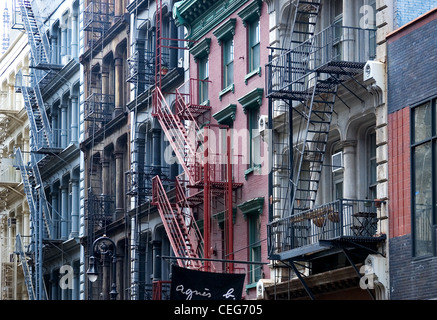 Edifici con uscita antincendio scale in Soho di New York City Foto Stock