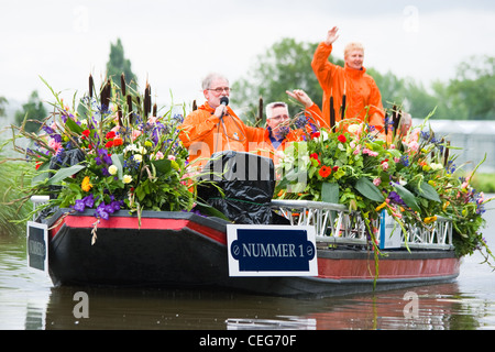 Favoloso imbarcazioni decorate in spettacolari annuale di Westland floating flower Parade Agosto 02, 2009, maasland, Paesi Bassi. Foto Stock