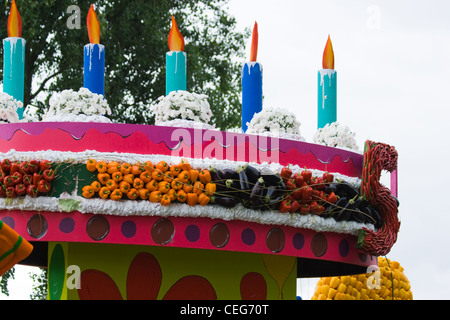 Favoloso imbarcazioni decorate in spettacolari annuale di Westland floating flower Parade Agosto 02, 2009, maasland, Paesi Bassi. Foto Stock