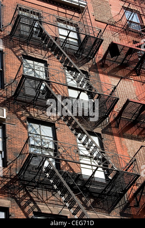 Edifici con uscita antincendio scale in Soho di New York City Foto Stock