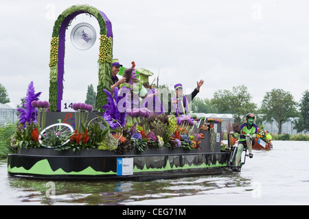 Favoloso imbarcazioni decorate in spettacolari annuale di Westland floating flower Parade Agosto 02, 2009, maasland, Paesi Bassi. Foto Stock