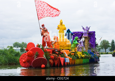 Favoloso imbarcazioni decorate in spettacolari annuale di Westland floating flower Parade Agosto 02, 2009, maasland, Paesi Bassi. Foto Stock