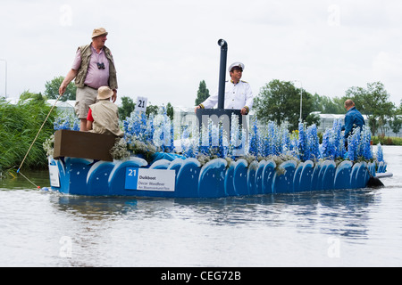 Favoloso imbarcazioni decorate in spettacolari annuale di Westland floating flower Parade Agosto 02, 2009, maasland, Paesi Bassi. Foto Stock