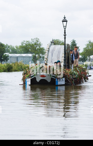 Favoloso imbarcazioni decorate in spettacolari annuale di Westland floating flower Parade Agosto 02, 2009, maasland, Paesi Bassi. Foto Stock