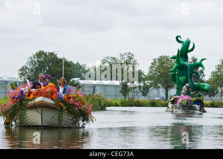 Favoloso imbarcazioni decorate in spettacolari annuale di Westland floating flower Parade Agosto 02, 2009, maasland, Paesi Bassi. Foto Stock