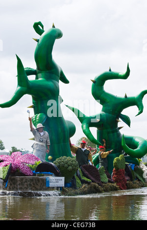 Favoloso imbarcazioni decorate in spettacolari annuale di Westland floating flower Parade Agosto 02, 2009, maasland, Paesi Bassi. Foto Stock