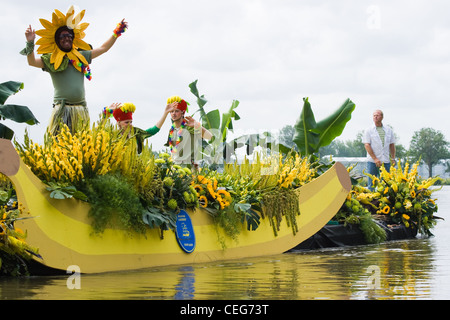 Favoloso imbarcazioni decorate in spettacolari annuale di Westland floating flower Parade Agosto 02, 2009, maasland, Paesi Bassi. Foto Stock