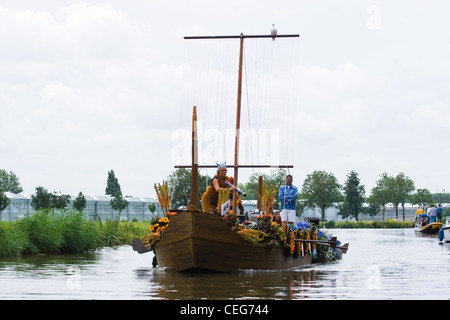 Favoloso imbarcazioni decorate in spettacolari annuale di Westland floating flower Parade Agosto 02, 2009, maasland, Paesi Bassi. Foto Stock