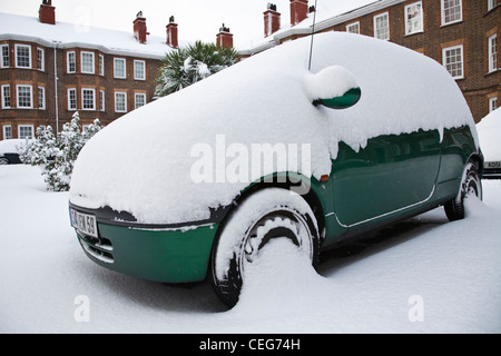 Neve spessa su un auto a Londra Foto Stock