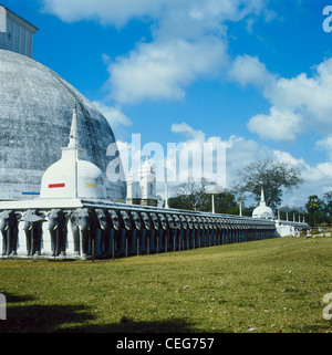 Sri Lanka il grande Dagoba, Anuradhapura, circondato da un fregio di elefanti Foto Stock