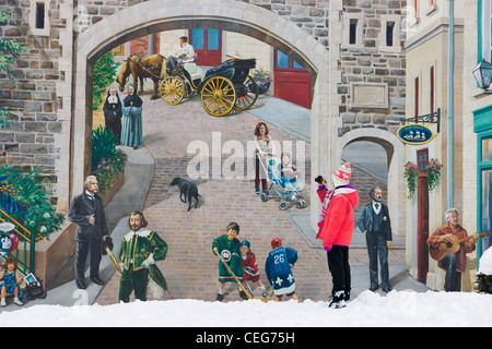 Ragazza di fotografare il murale in città vecchia Quebec City (Patrimonio Mondiale dell'UNESCO), Canada Foto Stock