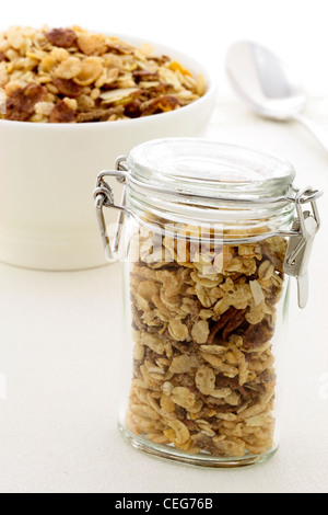 Delizioso e sano cornflakes al cioccolato e mandorle muesli muesli o grande cibo nutriente. Foto Stock