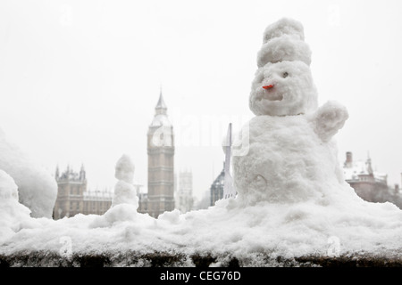 Un pupazzo di neve nella parte anteriore del Big Ben Foto Stock