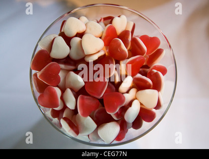 A forma di cuore ad caramelle gommose in un vaso Foto stock - Alamy