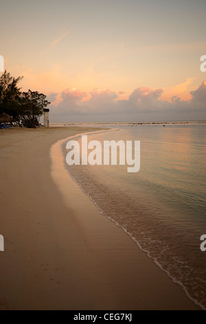 Appartata spiaggia giamaicano di sunrise Foto Stock