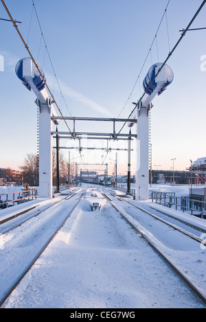 Treno ponte di sollevamento nella neve su inizio inverno mattina - immagine verticale Foto Stock