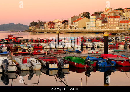 Pesca artigianale barche nel porto Carril, Vilagarcía de Arousa, Galizia, Spagna Foto Stock