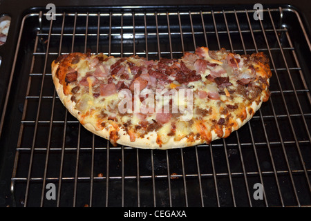 Pronto a mangiare la pizza dritto fuori del forno Foto Stock