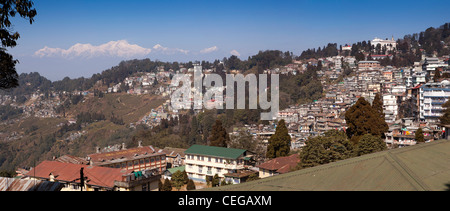 India Bengala Occidentale, picchi di Kangchenjunga, al di là di Darjeeling centro storico, vista panoramica verso il North Point Foto Stock