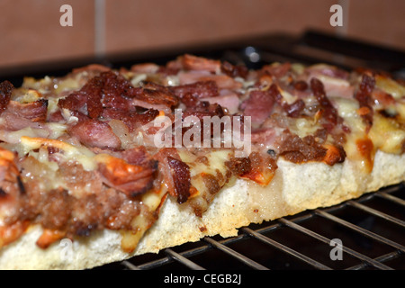 Pronto a mangiare la pizza dritto fuori del forno Foto Stock