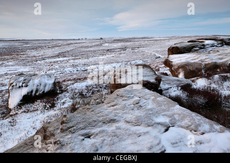 Un nitido inverno mattina su Nidderdale come si vede dalla rupe alta cresta vicino ponte Pateley e serre nello Yorkshire, Inghilterra Foto Stock