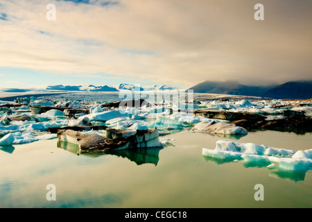 La bellezza del tramonto in laguna di jokulsarlon - Islanda. Foto Stock