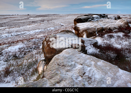 Un nitido inverno mattina su Nidderdale come si vede dalla rupe alta cresta vicino ponte Pateley e serre nello Yorkshire, Inghilterra Foto Stock